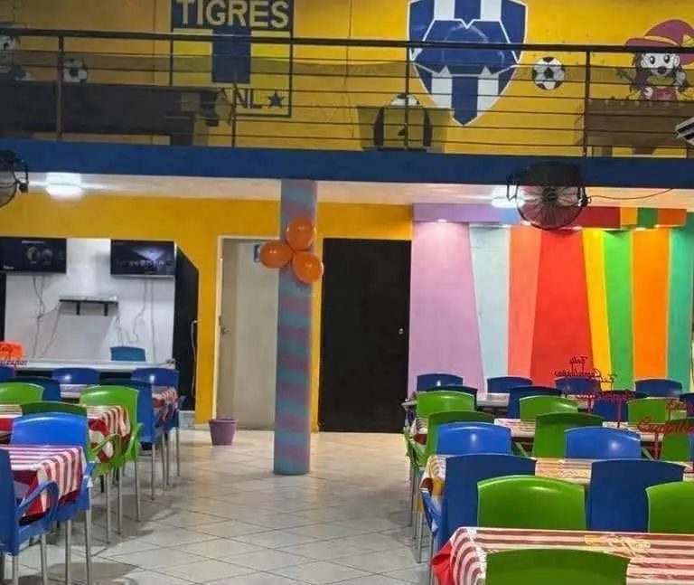 Segundo piso tipo terraza con mural de Tigres y Rayados en el barandal