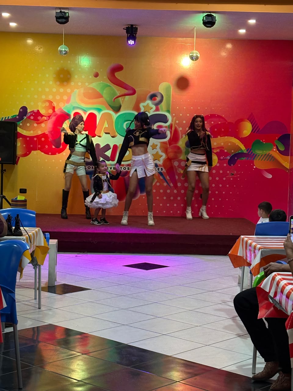 Show con botargas y pastel en el escenario