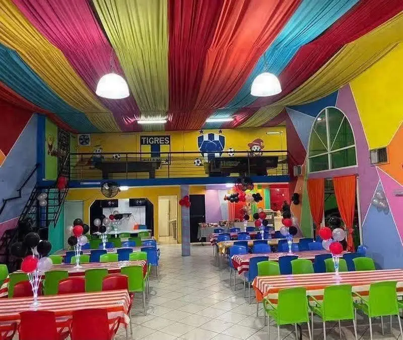 Salón montado con mantel a rayas